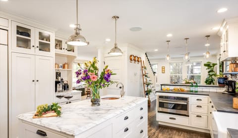 Luxurious marble and travertine finishes
