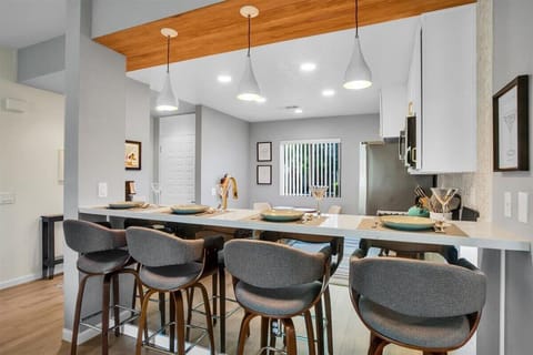 Gather around the stylish kitchen bar with seating for four. Step into a chef’s paradise in this modern kitchen, where functionality meets style. It invites you to cook and gather with friends and family.
