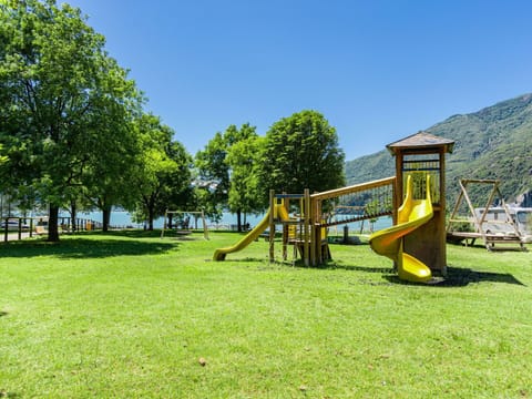 Plant, Sky, Natural Landscape, Tree, Shade, Land Lot, Outdoor Recreation, Grass, Chute, Grassland