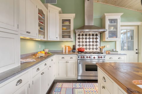 Fully equipped kitchen.