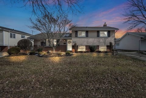 Looking for a quiet and cozy place to stay? This beautifully lit home provides the perfect retreat for travelers who appreciate comfort and style. 