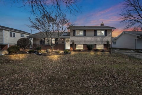 Looking for a quiet and cozy place to stay? This beautifully lit home provides the perfect retreat for travelers who appreciate comfort and style. 