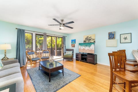 Great Room - open up to lanai with Queen Sofa Bed, Smart TV/Cable and fully loaded kitchen