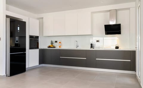 The send suites' fully equipped kitchen with modern appliances
