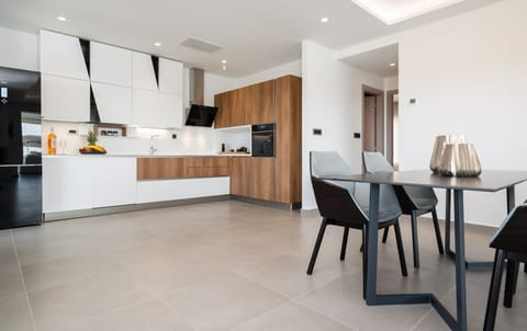 Open plan full kitchen with indoor dining area