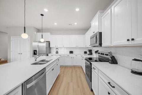 16024 Sandy Cliffs Drive (9).jpg