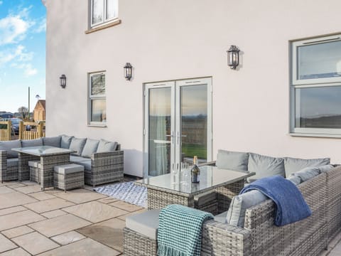 Sitting-out-area | The Farm House - Honies Farm Barns, East Stoke, near Newark