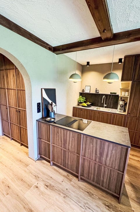 Wood, Flooring, Interior Design, Floor, Furniture, Wood Flooring, Countertop, Kitchen, Ceiling, Cabinetry