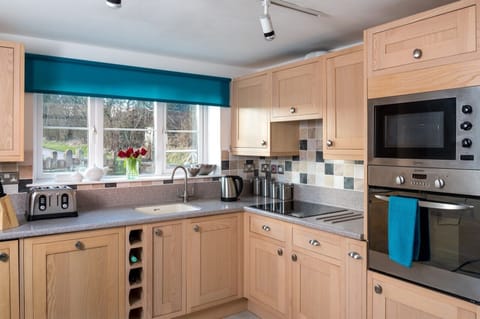 Well equipped kitchen with dishwasher and washing machine