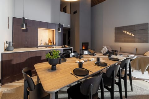 Dining area & kitchen