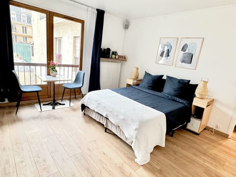 queen size bed with premium bedding and bistrot feel for a romatic dinner space