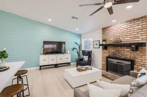 2207 S Cherry - Web Quality - 002 - 02 Living Room