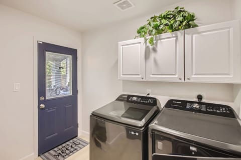 2207 S Cherry - Web Quality - 032 - 33 Laundry Room