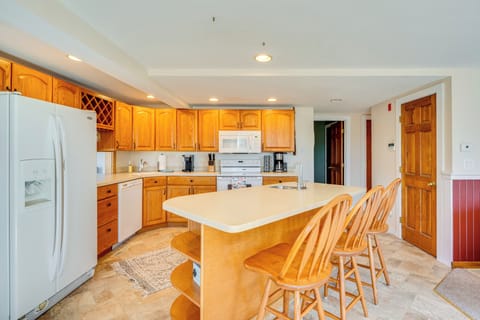 Kitchen | Main Level | Keurig & Drip Coffee Makers | Dishwasher | Cooking Basics