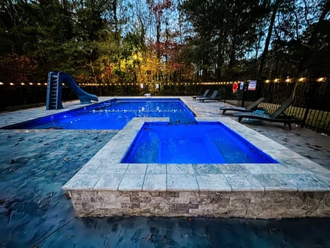 Pool & hot tub in the evening