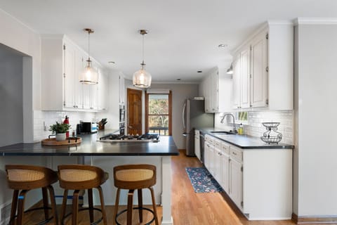 Kitchen with 3 counter stools