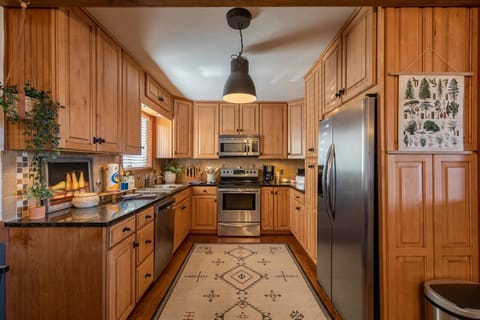 Stainless Appliances and Granite Counters in the Kitchen