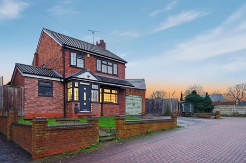 Modern 4BR House Near JLR Wolverhampton & Transport Links near JLR, WV1, M54/M6 House in Wolverhampton