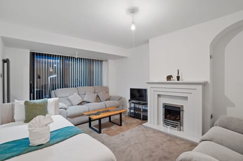 Modern 4BR House Near JLR Wolverhampton & Transport Links near JLR, WV1, M54/M6 House in Wolverhampton