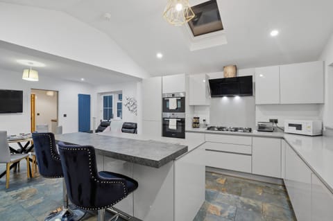 Modern 4BR House Near JLR Wolverhampton & Transport Links near JLR, WV1, M54/M6 House in Wolverhampton