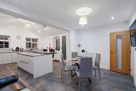 Modern 4BR House Near JLR Wolverhampton & Transport Links near JLR, WV1, M54/M6 House in Wolverhampton