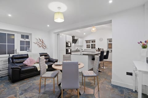 Modern 4BR House Near JLR Wolverhampton & Transport Links near JLR, WV1, M54/M6 House in Wolverhampton