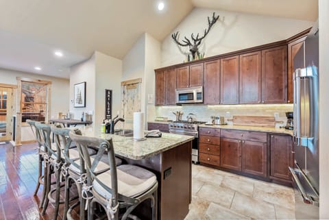 Kitchen: Well-equipped kitchen, Viking appliances, drip coffee maker and Keurig, pantry, kitchen island with 4 bar stools