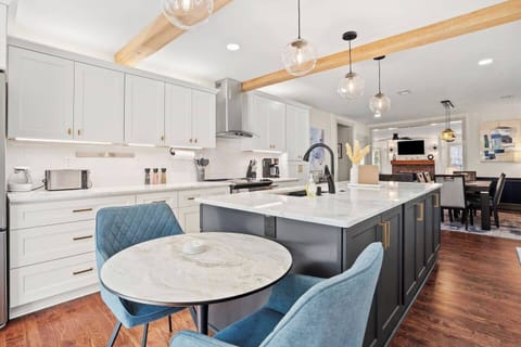 Suite 1 - Breakfast nook & kitchen.