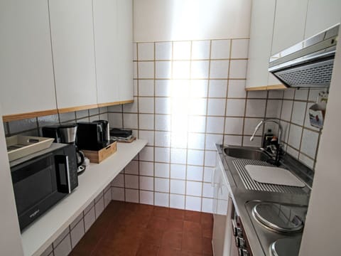 Kitchen Sink, Cabinetry, Sink, Countertop, Tap, Kitchen, Plumbing Fixture, Kitchen Stove, Interior Design, Floor