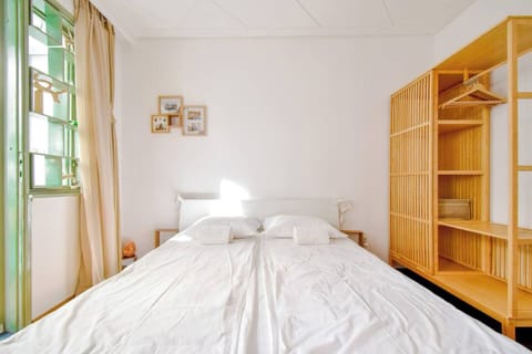 Relax and unwind in this bright, comfortable space. Book your stay now!