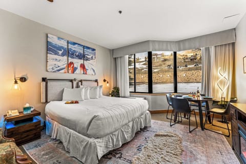 【Studio 107】King bed, RokuTV, electric fireplace — 1st floor at the base of Red Lady Express