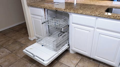 This kitchen comes equipped with a built-in dishwasher, making cleanup quick and convenient after meals. With plenty of space for dishes, it’s perfect for families or groups wanting the ease of home while enjoying their stay.