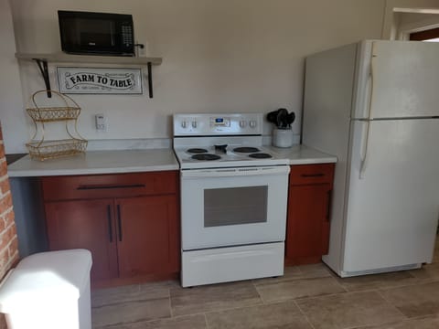 Fully equipped kitchen. Electric stove, microwave, dishwasher, kitchen table.