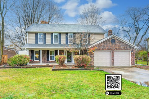 2,200+ sf lake house w/ a complete fenced backyard, accessible to the Misty Lake