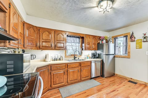 Kitchen | Oven | Dishwasher | 1st Floor