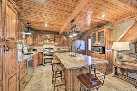 Fully stocked kitchen with bar seating for 4