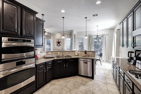 Fully equipped kitchen with high quality granite countertops.