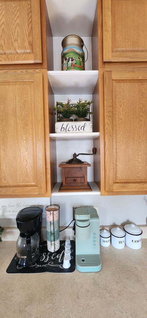 Coffee, tea, single serve or pot, sugar, creamer