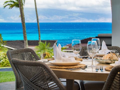 Enjoy oceanfront dining with a breathtaking view of the Pacific, perfect for a relaxing meal at this tropical Maui retreat.