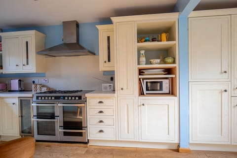 Kingsley House Kitchen - StayCotswold