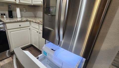Full refrigerator with water filter and ice maker 