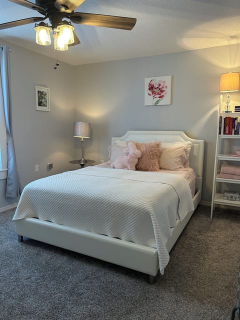 Queen bed w/cloud-soft mattress. Bookcase, Ceiling Fan, Mini Fridge in Closet 
