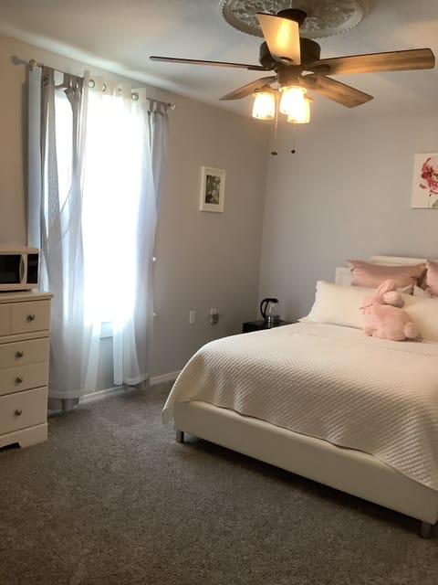 Private bedroom bath en-suite.