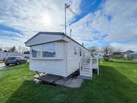 Make your romantic getaway UK extra special by staying in a caravan with decking at Broadlands Sands Holiday Park, just a short distance from the Hippodrome Great Yarmouth and other attractions.