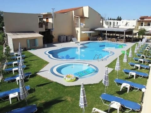 Access to 2 nearby pools (15m & 70m), for a low minimum consumption