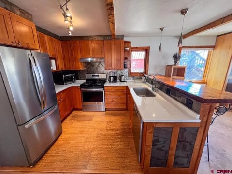 Full kitchen with all the trimmings!