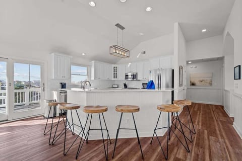 Top-Level Kitchen with Bar (seats 6)