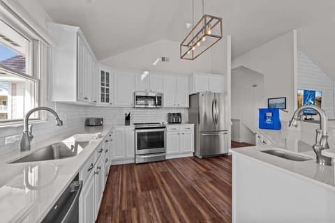 Top-Level Kitchen with Bar (seats 6)