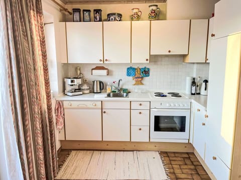 Cabinetry, Countertop, Kitchen Sink, Sink, Tap, Property, Plumbing Fixture, Kitchen Appliance, Kitchen Stove, Kitchen