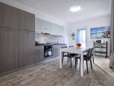 Furniture, Property, Table, Plant, Wood, Interior Design, Flooring, Floor, Picture Frame, Chair